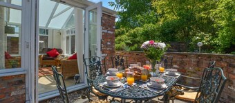 Delightful holiday home in pretty village high in the stunning Yorkshire Wolds
