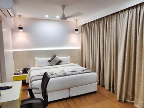 Room - White House by Maxxvalue Apt. Bandra  (Mumbai)