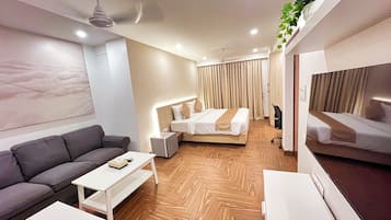 Junior Studio Suite | 1 bedroom, iron/ironing board, free WiFi