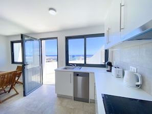 Fridge, microwave, oven, stovetop - Casa da Baleia T2 Localizado à Beira-mar Virado a Menos de 5 Min. a pé da Praia (Vila Franca Do Campo)