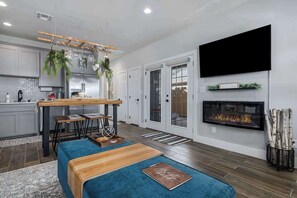 Dining - Strawberry Suite - Fire Pit, BBQ Grill & more! (Fredericksburg)