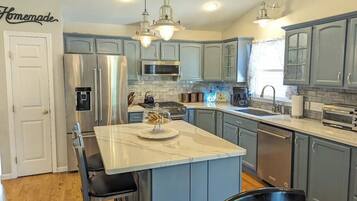 Een koelkast, een magnetron, een oven, een kookplaat