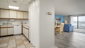 Een modern appartement met keuken, eethoek en woonkamer.