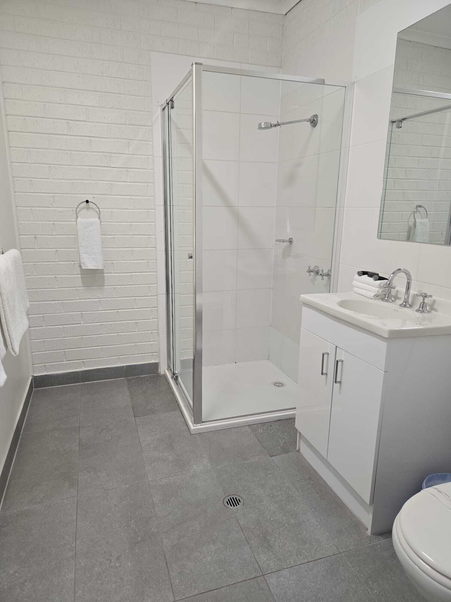 Executive tweepersoonskamer, uitzicht op de binnenplaats | Badkamer | Een douche, een haardroger, handdoeken, zeep