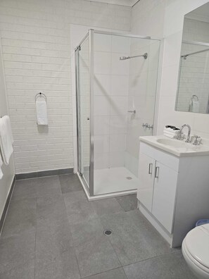 行政雙人房, 庭園景 | 浴室 | 淋浴設備、風筒、提供毛巾、番梘