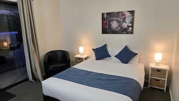 Chambre Deluxe, vue cour intérieure | Literie de qualité supérieure, minibar, décoration personnalisée