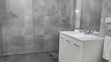 Chambre Exclusive, vue cour intérieure | Salle de bain | Douche, sèche-cheveux, serviettes fournies, savon