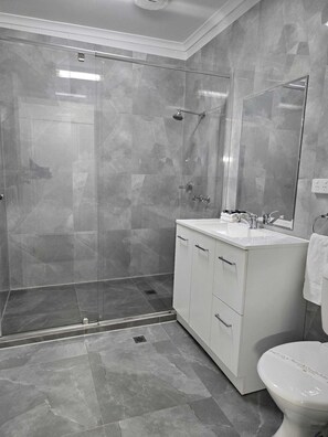 Exclusive Room, Courtyard View | Bathroom