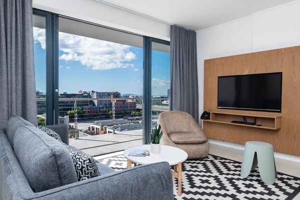 Apartamento, 2 habitaciones | Zona de estar | Televisión de pantalla plana de 40 pulgadas con canales por satélite