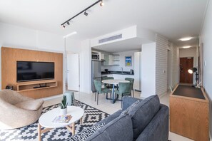 Apartamento, 2 habitaciones | Zona de estar | Televisión de pantalla plana de 40 pulgadas con canales por satélite