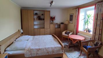 1 quarto, ferros/tábuas de passar roupa, berço de viagem