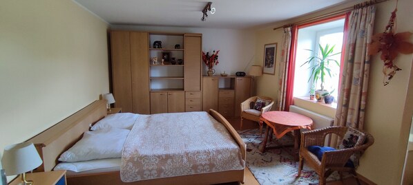 1 soverom, strykejern/-brett, reiseseng for barn og wi-fi (inkludert)