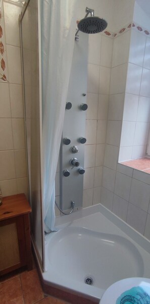 Dusj, hårføner, håndklær og toalettpapir