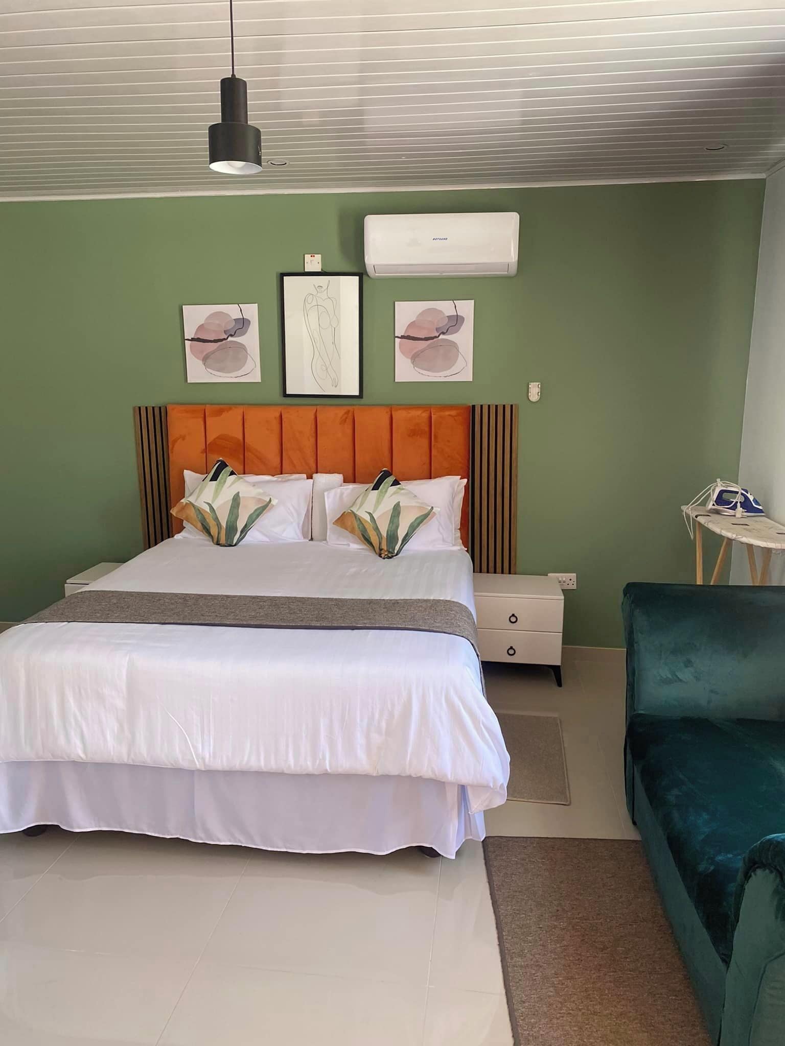 غرفة عادية - برواق - منظر للحديقة | بديكورات فريدة ل كل غرفة وطراز فريد لكل وحدة ومكتب