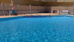 Une piscine d’un bleu limpide, dont la surface est légèrement agitée.