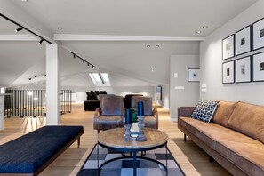 Appartement, 4 chambres | Coin séjour | TV connectée de 50 pouces avec chaînes numériques