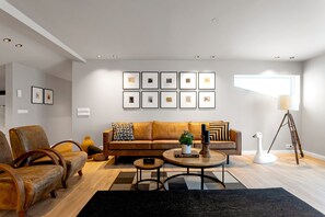 Apartament, 4 dormitoris | Sala d'estar | Televisor intel·ligent de 50 polzades amb canals digitals