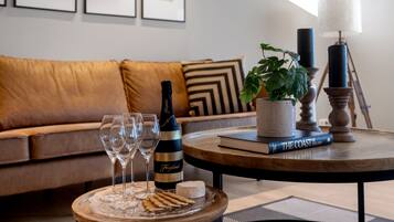 Apartment, 4 Bedrooms | In-room dining