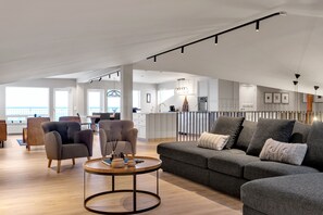Departamento, 4 habitaciones | Área de sala de estar | Smart TV de 50 pulgadas con canales digitales 