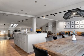 Appartement, 4 chambres | Cuisine privée | Réfrigérateur, micro-ondes, four, lave-vaisselle