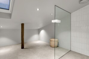 Departamento, 4 habitaciones | Baño | Regadera y toallas 