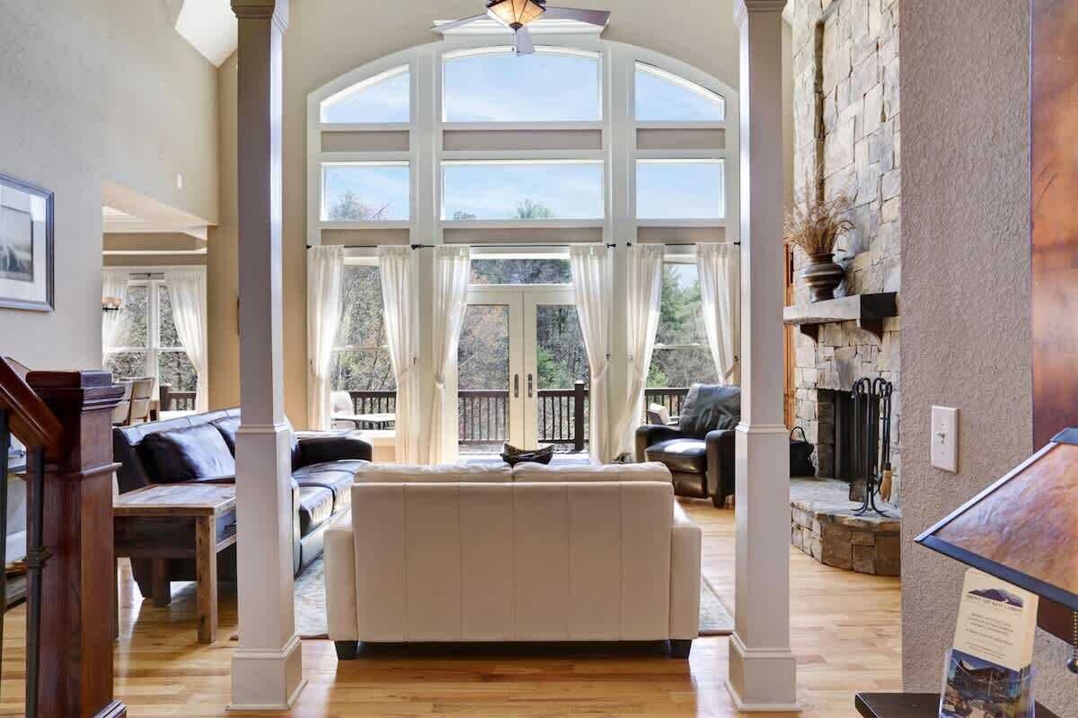 Smart TV, fireplace, stereo