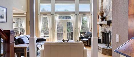 Smart TV, chimenea, estéreo