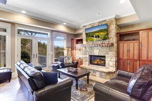 TV connectée, cheminée, chaîne hi-fi