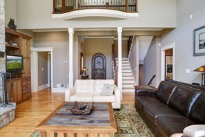 TV connectée, cheminée, chaîne hi-fi