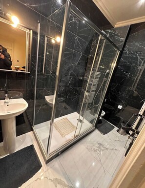 Shower, hair dryer, towels, soap - Charment T2 Champ-Elysée    (Paris)