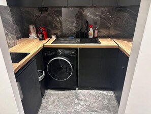 Réfrigérateur, micro-ondes, plaque de cuisson, lave-vaisselle