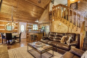 Smart TV, fireplace - Sneaky Bear Getaway, Hot Tub, WIFI, $560 FREE tickets each paid day!!! (Sevierville)