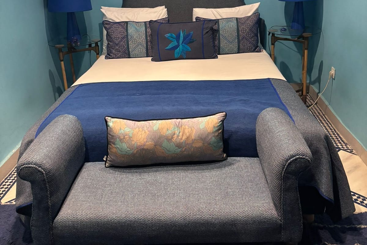 Habitación estándar doble, baño privado | 1 dormitorio, ropa de cama de alta calidad, caja fuerte