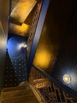 المنشأة من الداخل