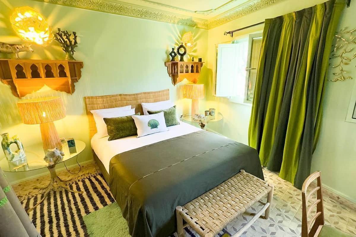 Habitación Signature doble, baño privado | 1 dormitorio, ropa de cama de alta calidad, caja fuerte