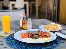 Se ofrece un desayuno inglés todos los días (por un coste adicional)