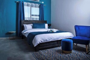 Individually decorated, individually furnished, desk, laptop workspace - Ascentia Guest House (Jwaneng)
