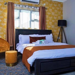 Individually decorated, individually furnished, desk, laptop workspace - Ascentia Guest House (Jwaneng)