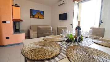 Maison, 2 chambres, fumeurs, balcon | Restauration