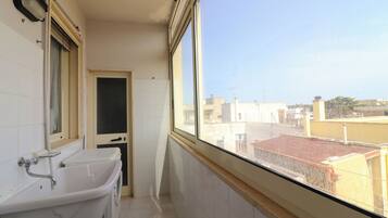 House, 2 Bedrooms, Smoking, Balcony | Bathroom