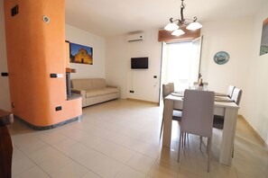 Casa, 2 habitaciones, para fumadores, balcón | Restaurantes