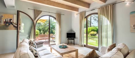 Chalet Superior | Area soggiorno | TV LCD 32 pollici con canali satellitari, pavimenti riscaldati