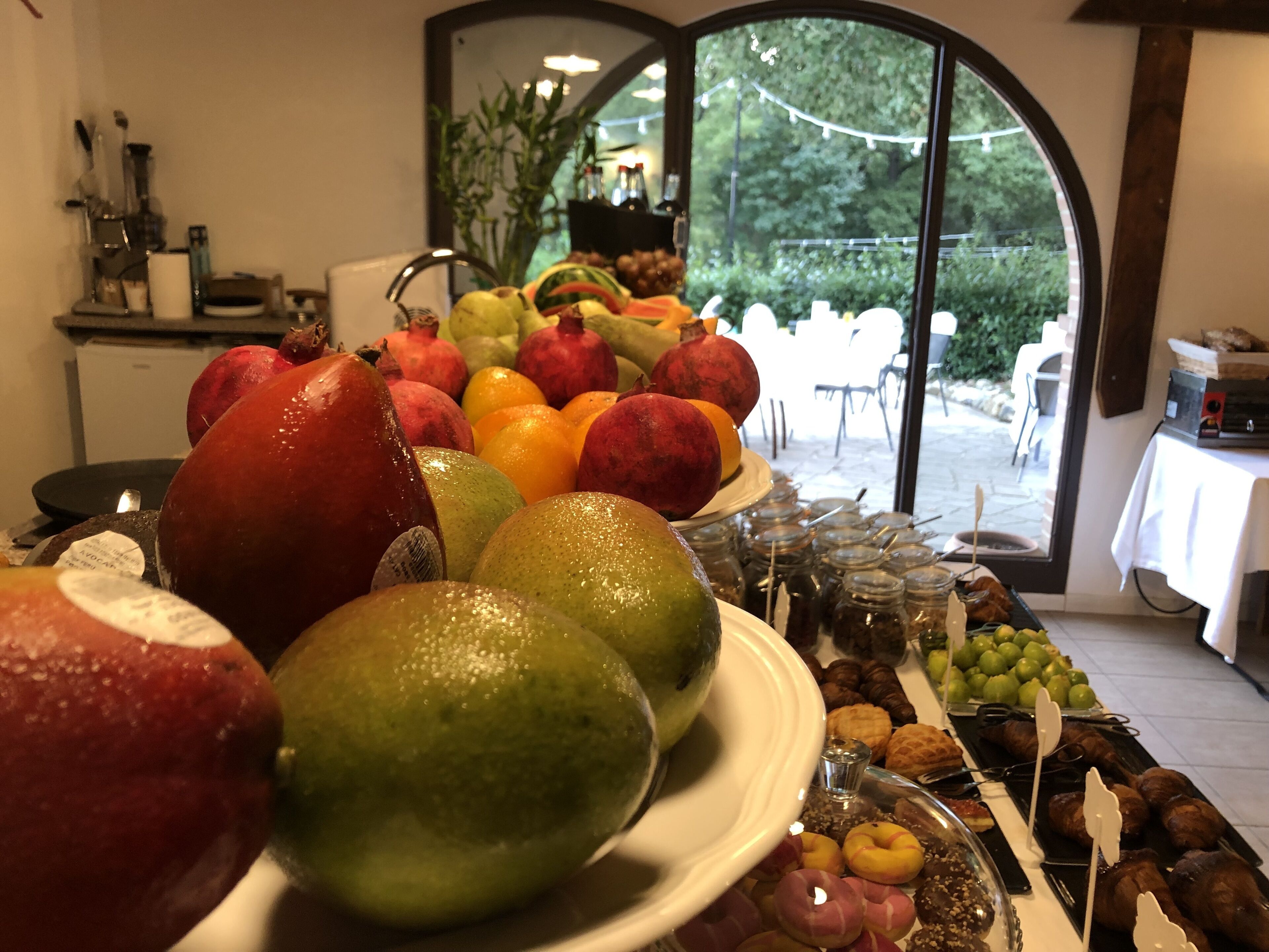 Ein reichhaltiges Buffet mit verschiedenen Früchten und Backwaren.
