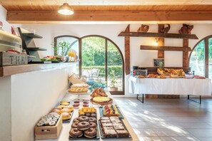 Daily English breakfast (EUR 12 per person)