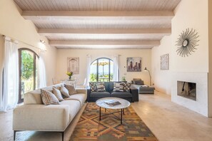 Villa – executive | Oppholdsområde | En 32-tommers LCD-TV med Parabol-TV samt oppvarmet gulv