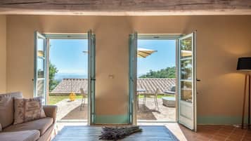 Elite Apartment | Premium bedding, down comforters, desk, laptop workspace