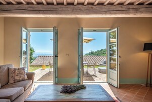 精品公寓 | 高档床上用品、羽绒被、办公桌、笔记本电脑工作区