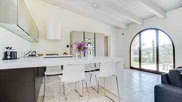 32-inch LCD TV with satellite channels, heated floors