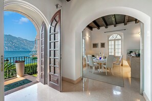 Un intérieur moderne comprenant un coin repas, une cuisine et un balcon avec vue sur la mer.