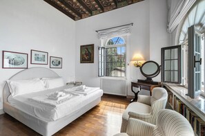 Family Villa, Multiple Bedrooms, Lakeside (Villa Schlosser Lake Front & Private) | 4 bedrooms, free WiFi, bed sheets - Villa Schlosser Lake Front & Private Pool (Malcesine)